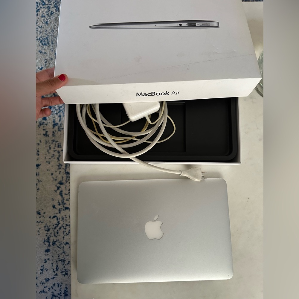 Apple Macbook Air 11in. Core i5 1.3 GHz  256GB SSD 8gb RAM